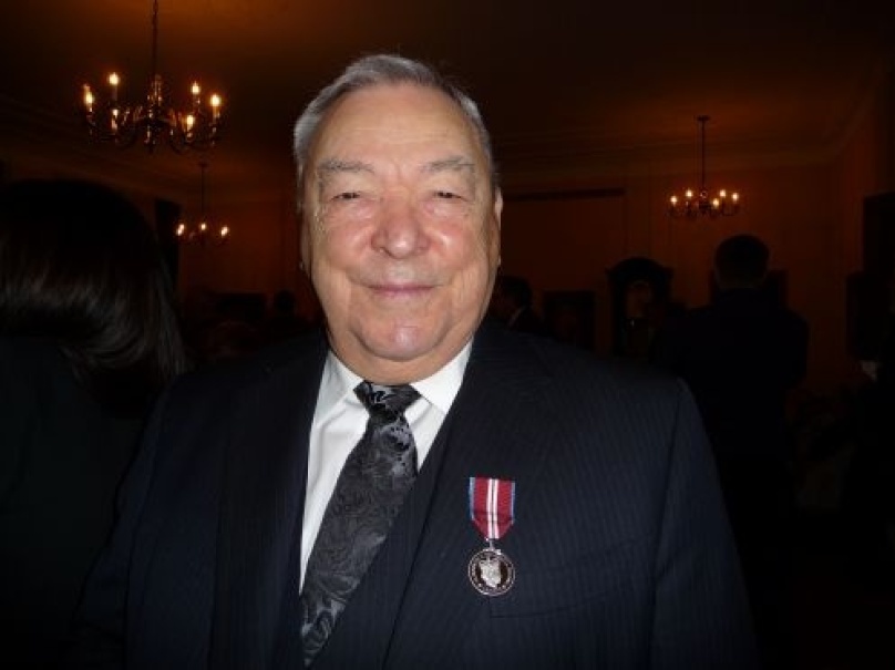 Fernand Pellerin reçoit la Médaille du jubilée de diamant de la Reine Élizabeth II.